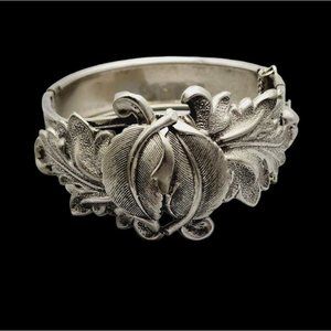 Vintage Hinged Decorative Bangle Bracelet (A966)